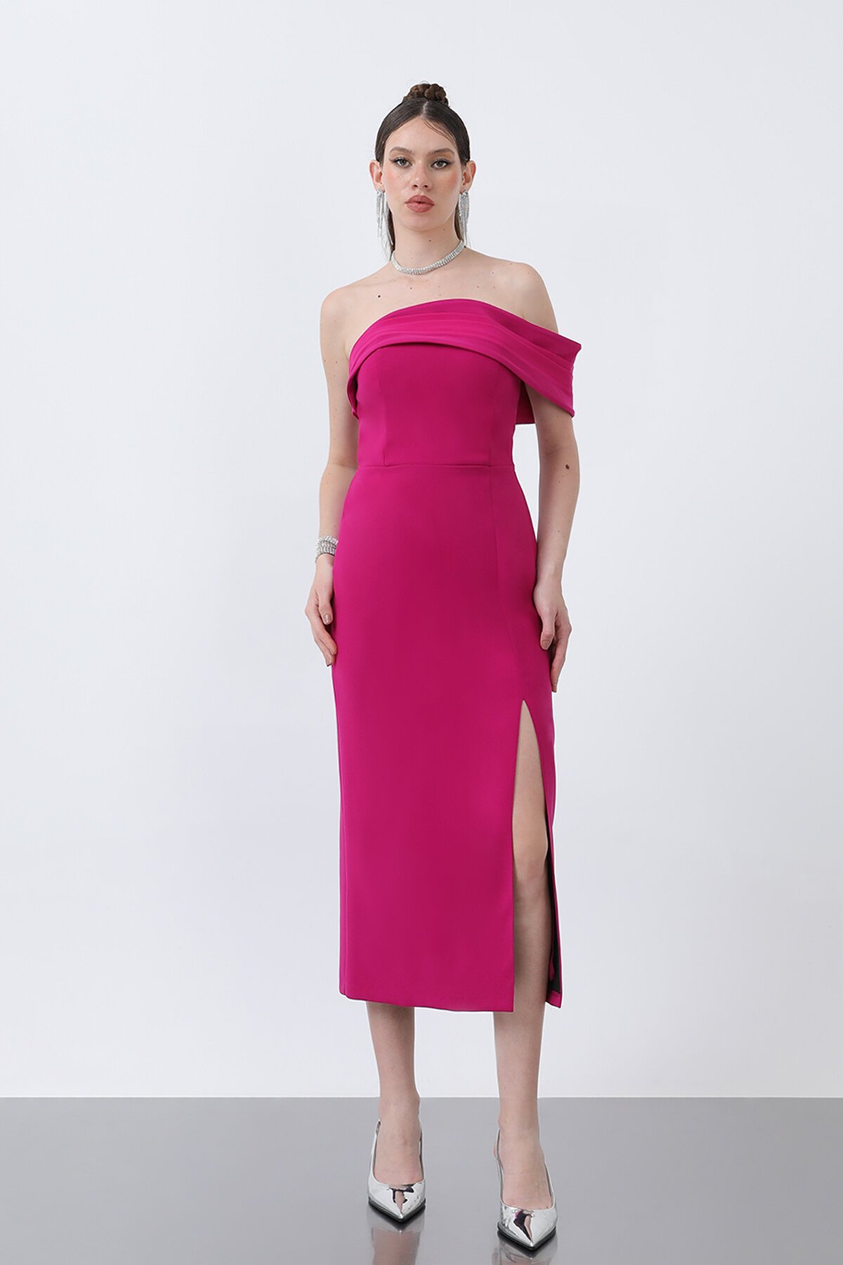 Tek Omuzlu Kayık Yakalı Yırtmaçlı Midi Elbise - 1816