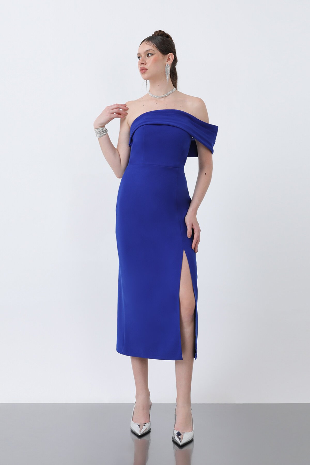 Tek Omuzlu Kayık Yakalı Yırtmaçlı Midi Elbise - 1816