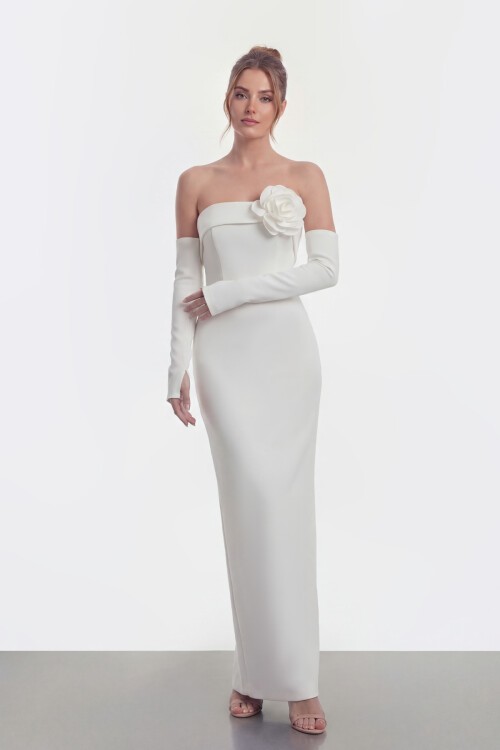 Çiçek Aksesuarlı Straplez Uzun Elbise - 2023